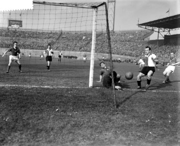 DWSA tegen Feyenoord 0-5 v.l.n.r. Niessen(DWSA), Visser(DWSA) en Rijvers(Feyenoo, Bestanddeelnr 910-1878