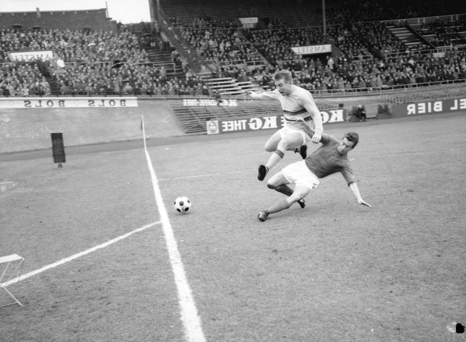 DWS tegen Go Ahead 1-1, Leveringa (GA) in duel met Frits Flinkevleugel, Bestanddeelnr 917-5605