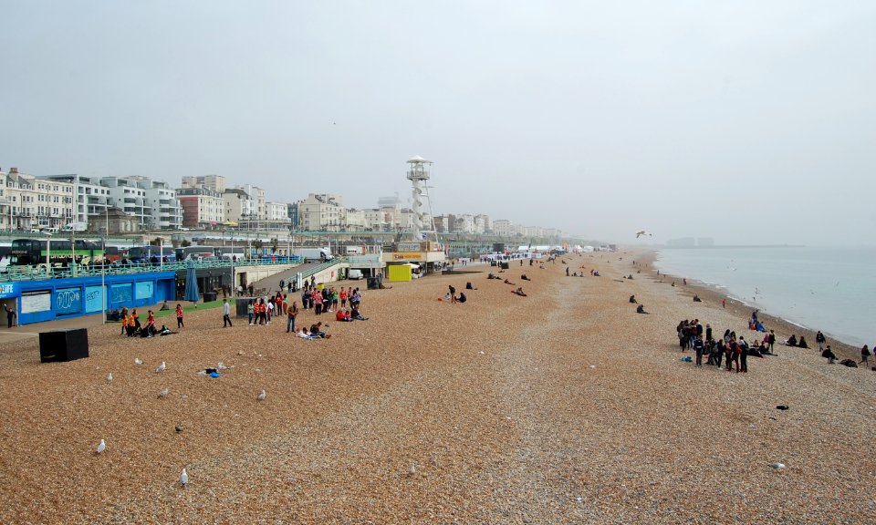 Eastward view along Brighton Beach towards Zip Wire (April 2018) (1)