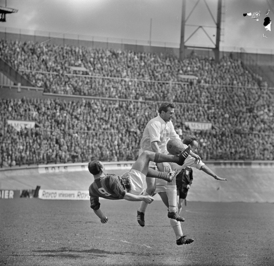 DWS tegen Go-Ahead 2-1 Arie de Oude met een salto de bal voortzettend, Bestanddeelnr 915-1770