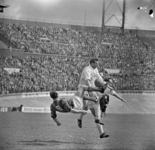 DWS tegen Go-Ahead 2-1 Arie de Oude met een salto de bal voortzettend, Bestanddeelnr 915-1770