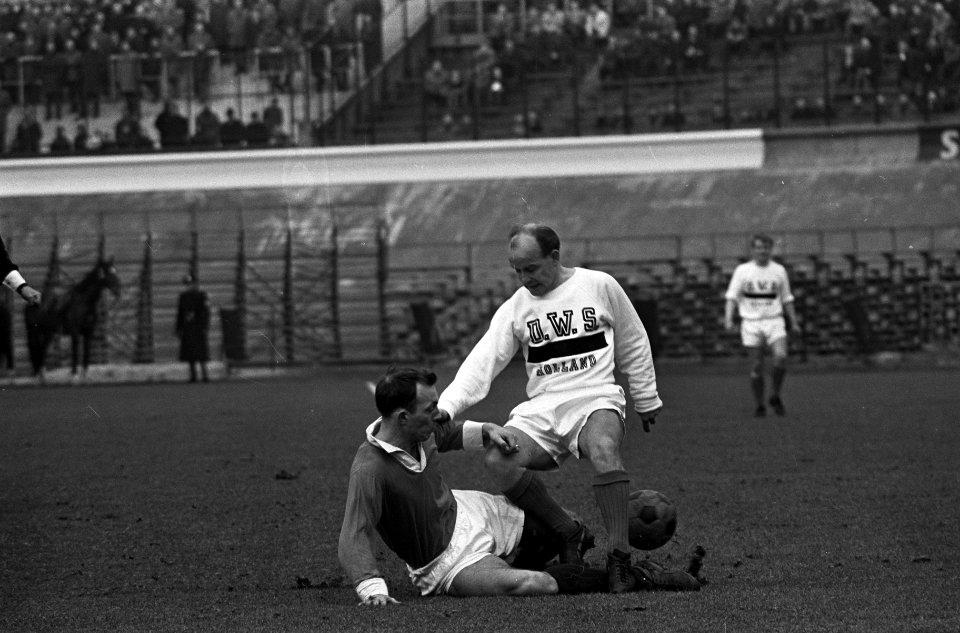 DWS tegen Fortuna 54 0-2, Jos Vonhof in duel met Musters (F), Bestanddeelnr 917-4572