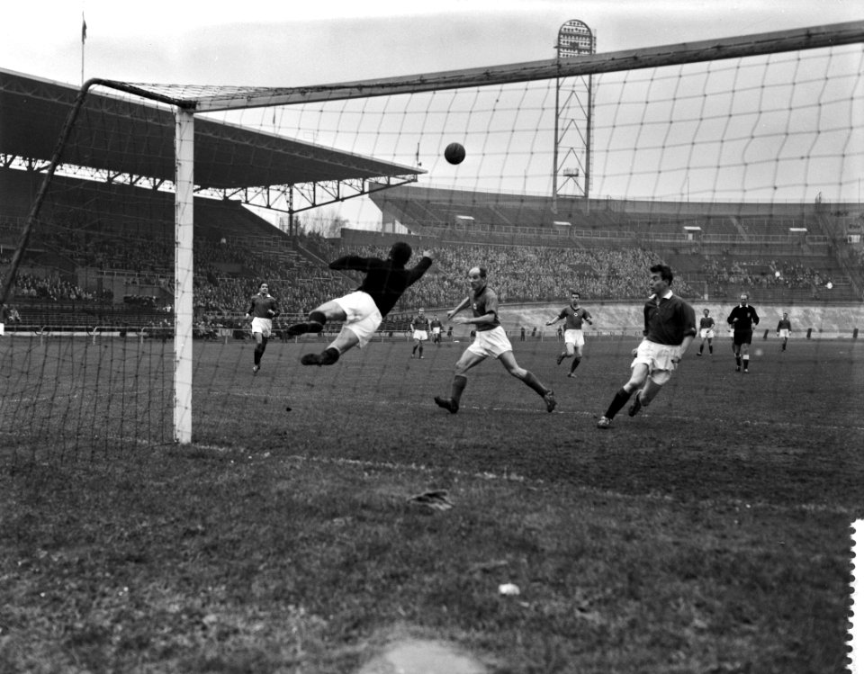 DWSA tegen ADO 2-1, v.l.n.r. keeper Frans Kok (ADO), Jan Klein , Kees Kick (DWS, Bestanddeelnr 909-9947