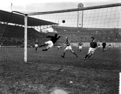 DWSA tegen ADO 2-1, v.l.n.r. keeper Frans Kok (ADO), Jan Klein , Kees Kick (DWS, Bestanddeelnr 909-9947