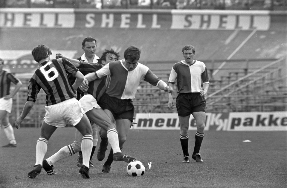 DWS tegen Feyenoord 1-2. Waayenberg, Burgers, Israel in gevecht om de bal, Bestanddeelnr 921-2685