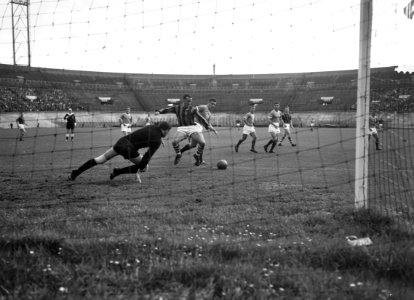DWSA tegen Fortuna 54 2-1. Ed Belski (doelman Fortuna), Arie de Oude , Cor va…, Bestanddeelnr 912-9957