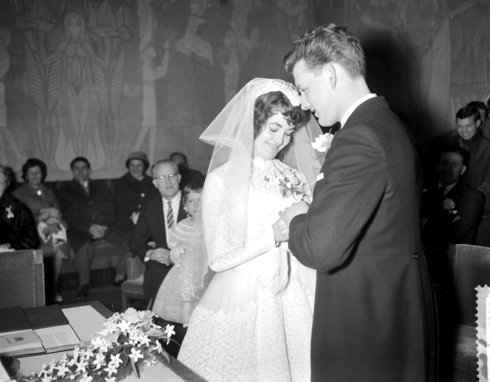 DWSA speler Theo Doorneveld met Greetje Gulien , de trouwringen worden aan de vi, Bestanddeelnr 911-1292