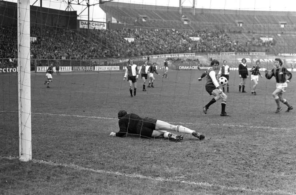 DWS tegen Feyenoord 0-2, Israel met bal, Treytel op de grond, Bestanddeelnr 925-4166