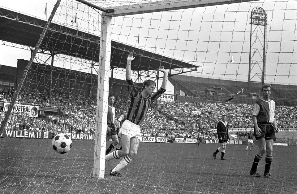 DWS tegen Feyenoord 1-2. Rensenbrink juicht Waayenberg heeft zojuist gescoord, r, Bestanddeelnr 921-2684