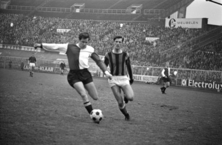 DWS tegen Feijenoord 0-1 Israel (links) in duel met Overweg, Bestanddeelnr 922-0089