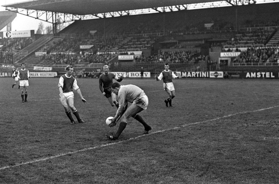 DWS tegen GVAV 1-1. Tonny van Leeuwen pakt de bal, voor hem Martin Koeman en Pie, Bestanddeelnr 920-8689