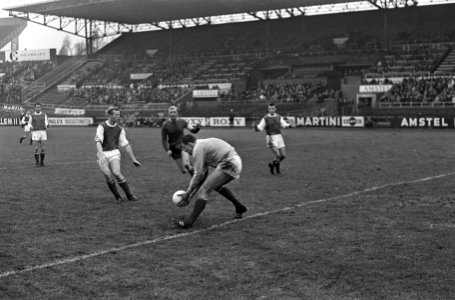 DWS tegen GVAV 1-1. Tonny van Leeuwen pakt de bal, voor hem Martin Koeman en Pie, Bestanddeelnr 920-8689