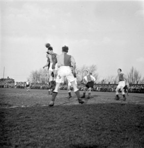 DWS tegen Feyenoord 1-1. Corner voor DWS-doel, Bestanddeelnr 902-5568