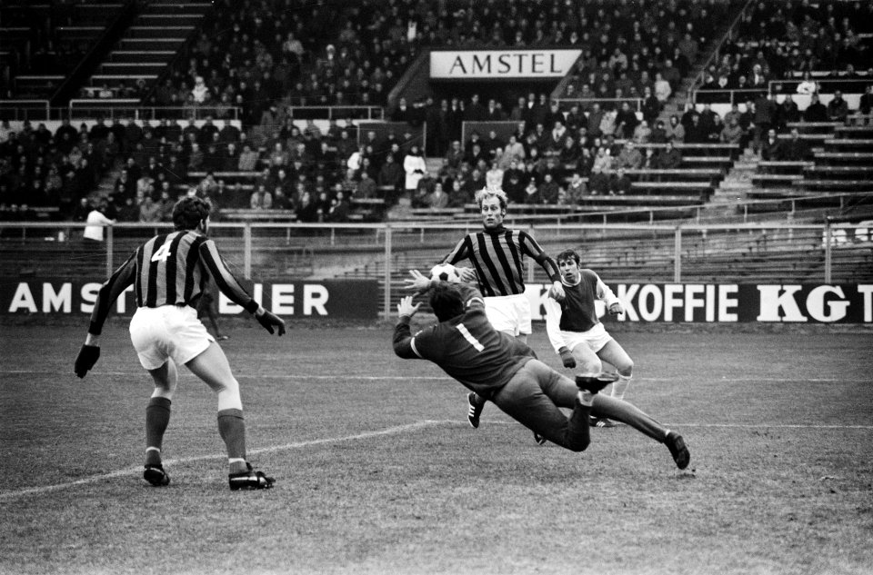 DWS tegen Twente 0-1. Jongbloed duikt naar de bal, rechts Pahlplatz en midden Di, Bestanddeelnr 923-1088