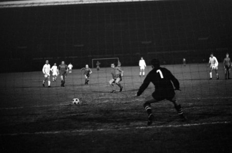 DWS tegen Vasas 1-1, Daan Schrijvers neemt penalty 1-1, Bestanddeelnr 917-4704
