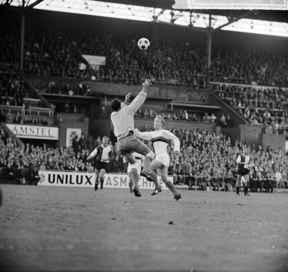 DWS tegen Feyenoord 2-1, Pieters Graafland stompt bal weg voor aanvallende Lenz , Bestanddeelnr 916-9314