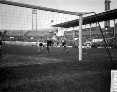 DWS tegen Sparta 1-1, Pim Doesburg in duel met Geurtsen van DWS, Bestanddeelnr 918-6553