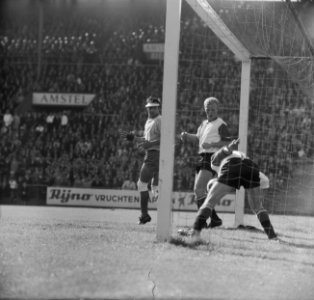 DWS tegen Feyenoord 2-1, koppend probeert Kraay de bal uit het doel te houden, P, Bestanddeelnr 916-9315