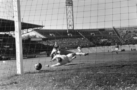DWS tegen GVAV 3-1, keeper Van Leeuwen mist en Geurtsen scoort 2-0, in midden Te, Bestanddeelnr 916-8726