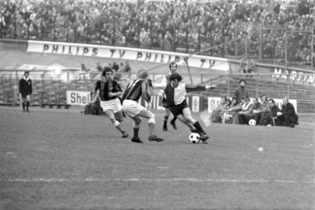 DWS tegen Feyenoord 0-2, Landinsky in duel met Flinkevleugel en Muller (DWS), Bestanddeelnr 925-4167