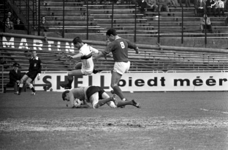 DWS tegen GVAV 3-1, de Deen Ole Fritsen in duel met Israels, Bestanddeelnr 918-8561