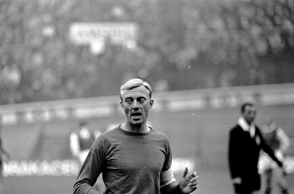 DWS tegen GVAV 1-1. Piet Kruiver met pruik, Bestanddeelnr 920-8688