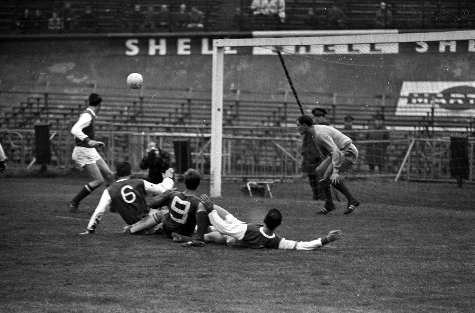 DWS tegen GVAV 1-1. Van den Berg (nummer 9) heeft ingeschoten, rechts keeper van, Bestanddeelnr 920-8686