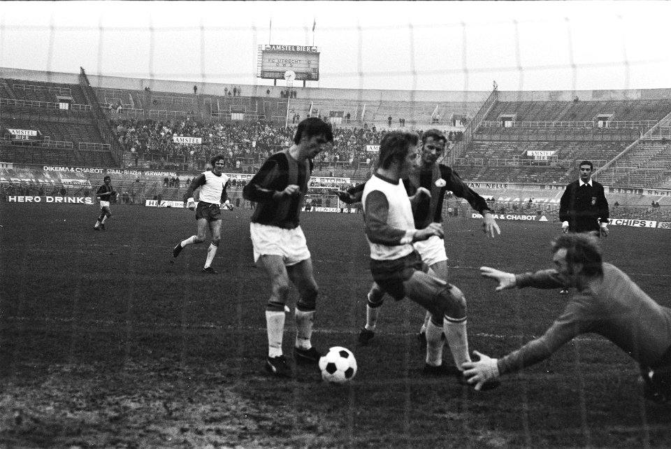 DWS tegen Utrecht 2-0 om KNVB-beker Deijkers (links) scoort tweede doelpunt, ve, Bestanddeelnr 923-9955