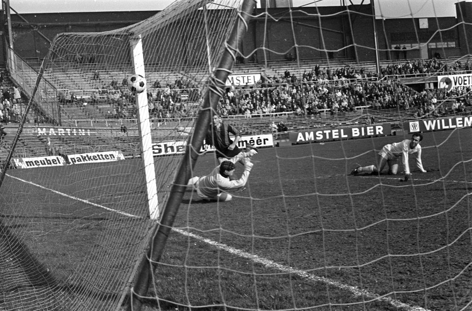 DWS tegen Telstar 3-1. Geurtsen (DWS) scoort, keeper van Meeren geslagen, Bestanddeelnr 921-2086