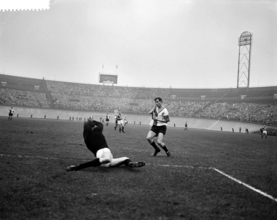 DWSA tegen Feyenoord 1-1, Moulijn in duel met keeper Jongbloed, Bestanddeelnr 911-7986
