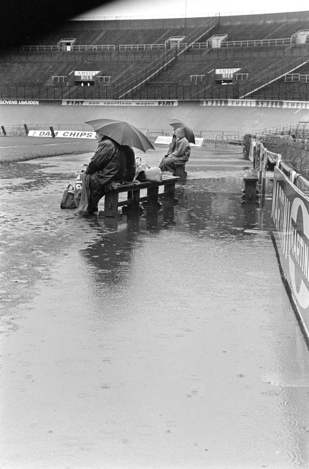 DWS tegen Telstar 1-0, trainers van Telstar en DWS zitten in grote plas water, Bestanddeelnr 920-1864
