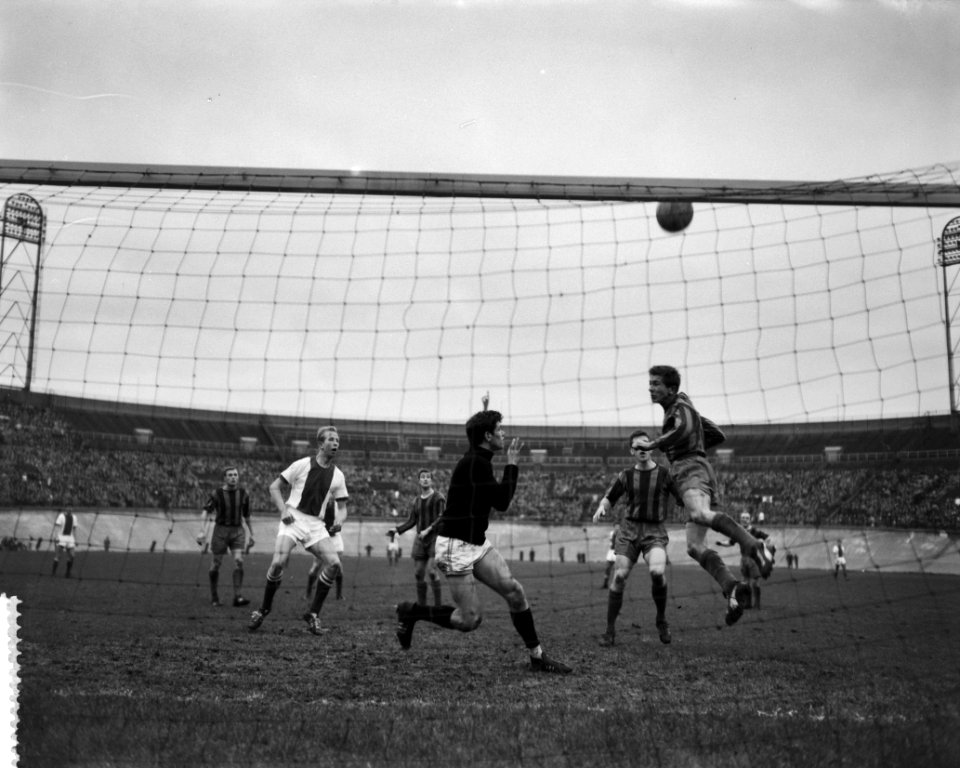DWSA tegen Ajax 1-1, Back Frits Flinkevleugel redt op de lijn Keeper Jan Jongb…, Bestanddeelnr 911-8678