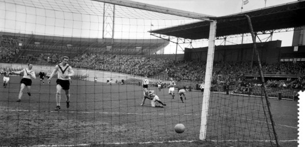 DWSA tegen DOS 3-2 1ste doelpunt van A de Oude , R de Munch Yn midden Smit, Bestanddeelnr 912-2087