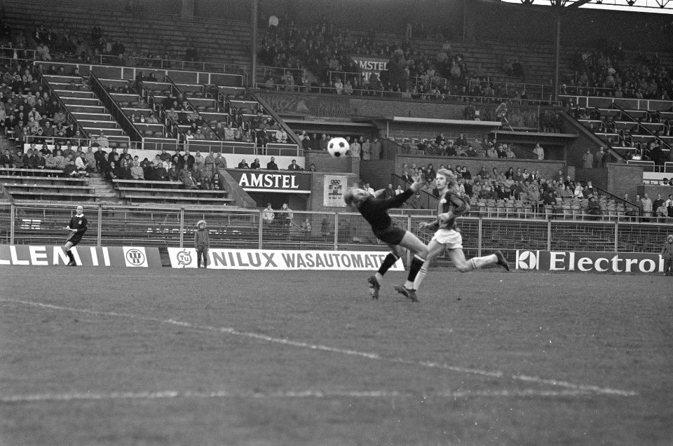 DWS tegen Sparta 1-2, keeper Doesburg (links) in actie, Bestanddeelnr 925-5319