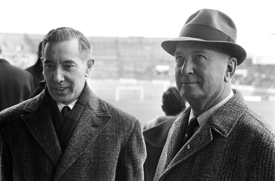 DWS tegen Xerxes 5-1, rechts Dick Bessem met links opvolger Melchers (directeur , Bestanddeelnr 920-1127