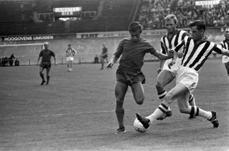 DWS tegen Willem II 0-0, Frits Flinkevleugel in duel met Vriens en Brooymans, Bestanddeelnr 918-1722