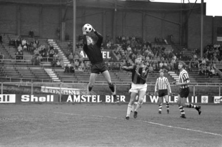 DWS tegen Sparta 1-2, nr 17a keeper Doesburg in actie, Bestanddeelnr 925-5321
