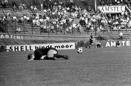 DWS tegen Telstar, doelman Stuy blijft verslagen op de grond liggen, Bestanddeelnr 919-1038