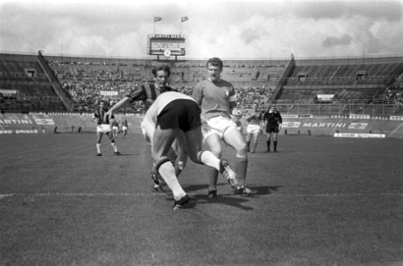 DWS-FC Twente. 1-3. Doelman Piet Schrijvers van Twente grijpt in voordat Geurtse, Bestanddeelnr 921-6056