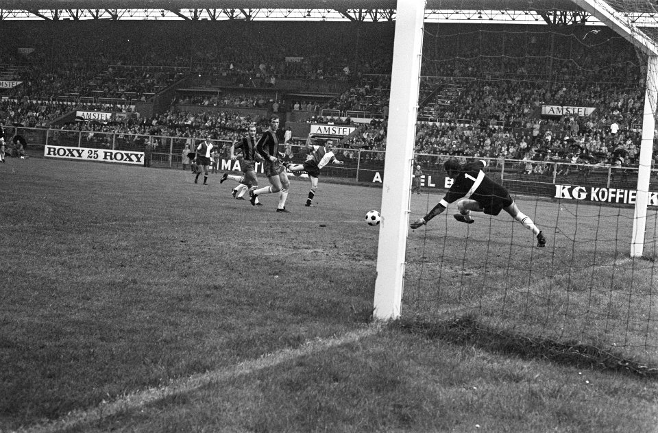 DWS tegen Feijenoord 0-4 doelpunt van Kindvall, Jongbloed duikt, Bestanddeelnr 923-8974