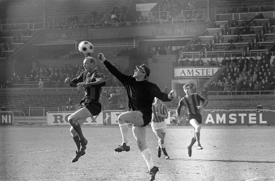 DWS tegen Fortuna 54 , Piet Kruiver in duel met keeper Packbeurs, Bestanddeelnr 920-0604