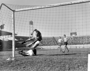DWSA tegen Sparta 1-1, doelman Van Dijk heeft bal klemv Den Oude springt er over, Bestanddeelnr 912-1149