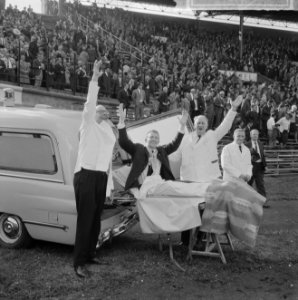DWS tegen Feyenoord 2-1, De Jong van DWS op brancard, Bestanddeelnr 916-9317
