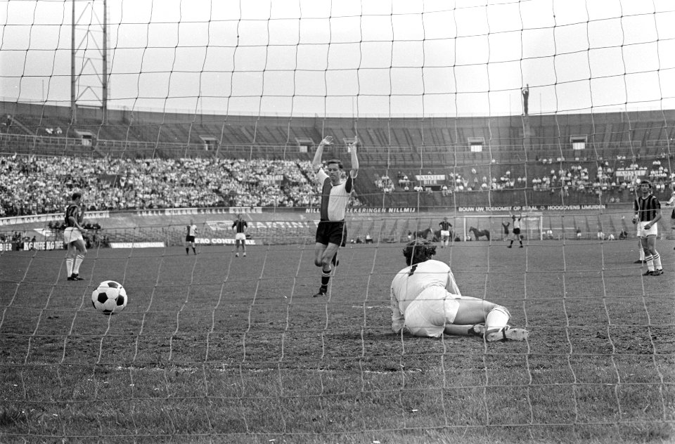 DWS tegen Feyenoord 1-2. Kindvall juicht, keeper Jongbloed is geslagen, Bestanddeelnr 921-2683