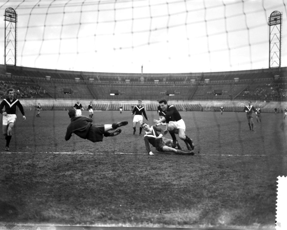 DWSA tegen Enschede 0-0 Keeper Dijckmans onderschept een schot van Arie, rechts, Bestanddeelnr 912-3004