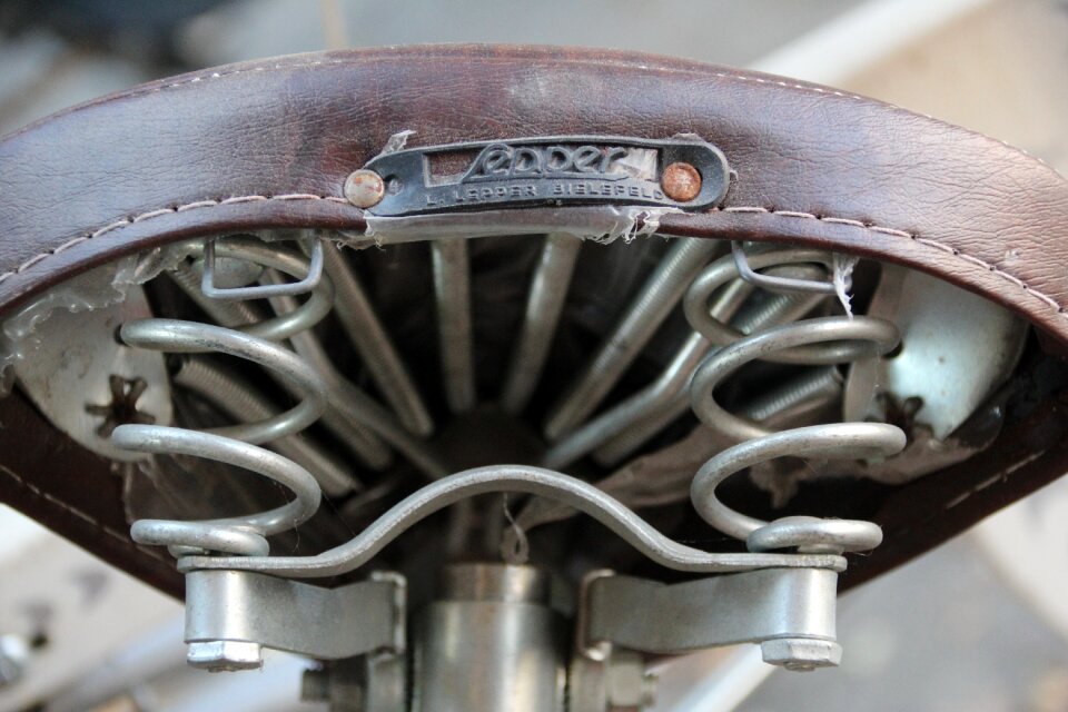 Saddle wheel feather