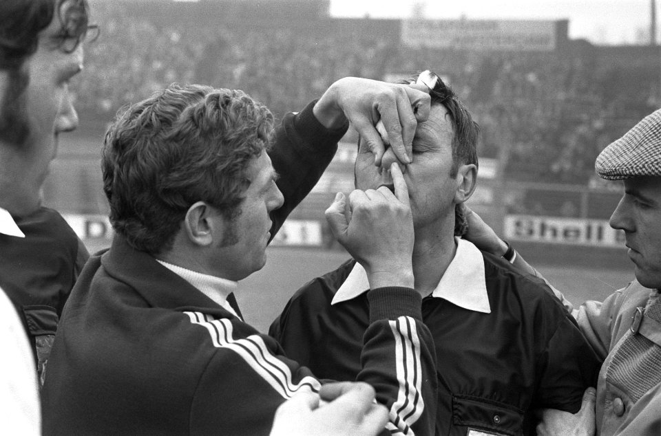 DWS tegen Feyenoord 0-3. Scheidsrechter Boogaerts wordt verzorgd door Feyenoord-, Bestanddeelnr 923-1697
