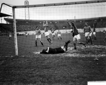 DWSA tegen Volendam 4-2, keeper Keizer op de grond vln Vonhof, De Jong en De , Bestanddeelnr 910-8978