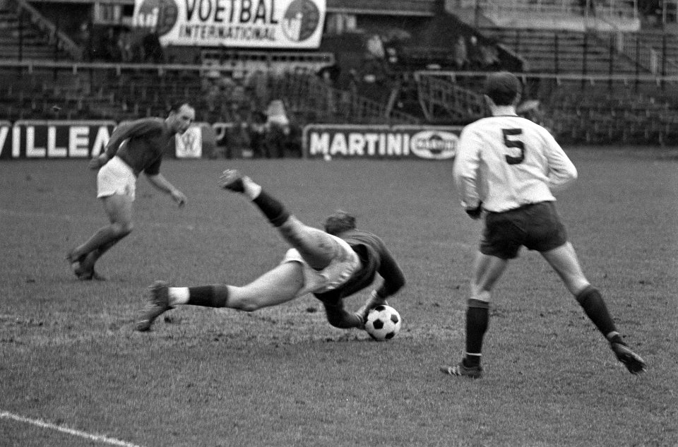 DWS tegen Haarlem 1-0, keeper Bruns duikt op bal Piet Boogaard (DWS) is te laat, Bestanddeelnr 918-6284
