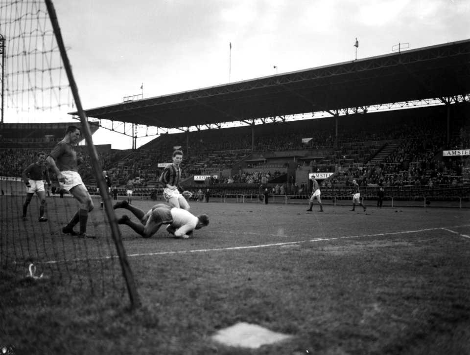 DWSA tegen Volendam 1-1. Fraaie safe van keeper Visser, Bestanddeelnr 913-4222